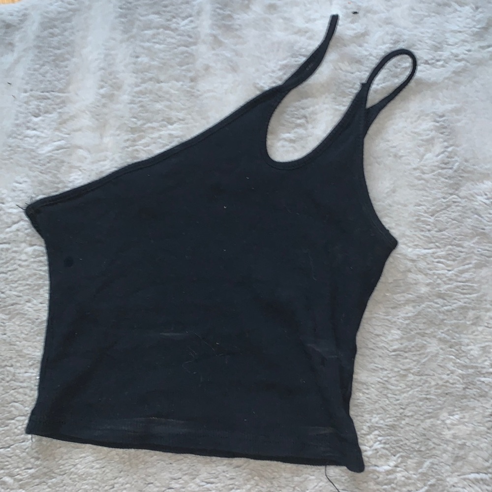Black one sleeve Princess Polly crop top🖤